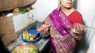 सेक्सी भाभी को मॉर्निंग में किचन में खाना बनाते समय चोदा XXX Scullery Sex