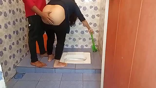 बाथरूम साफ कर रही भाभी को पकड़ कर पेल दिया &excl; Bhabhi XXX Sex